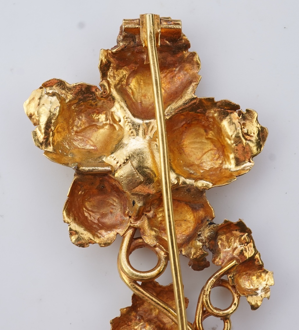 A gold brooch, circa 1840